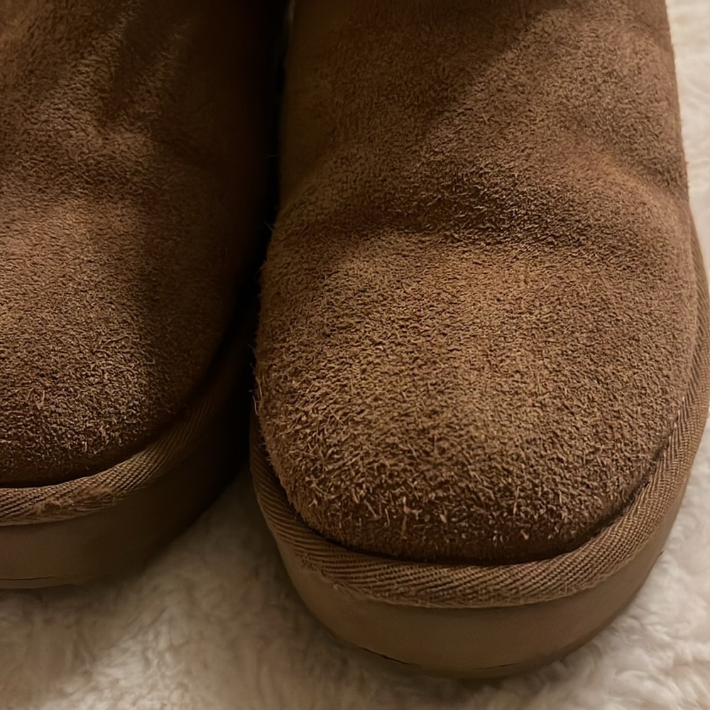 UGGS - Picture 6 of 6